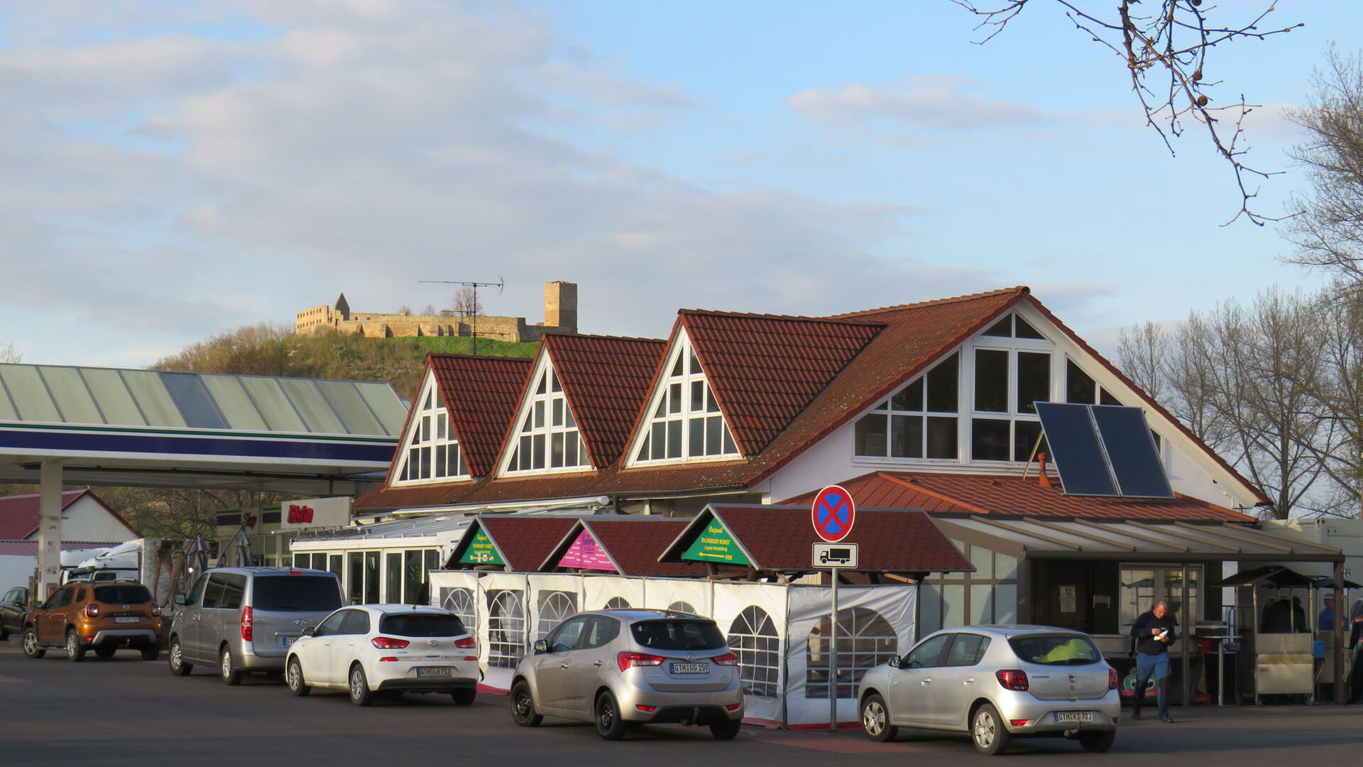 Außenansicht der Tankrast in Mühlberg mit Blick zur Burgruine Gleichen