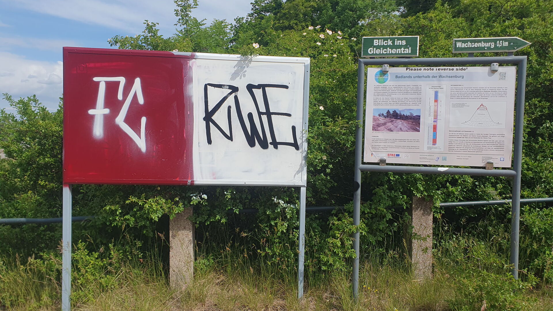 beschmierte Infotafeln