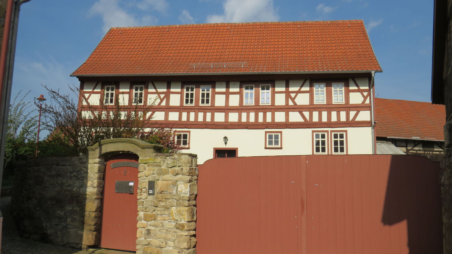 Hoftor und Fachwerkhaus der Ferienwohnung "Hinter der Mühle"
