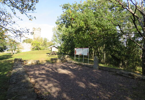 Reste der Radegundekapelle mit Blick zur Mühlburg