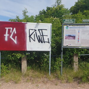 beschmierte Infotafeln